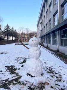 The snowman Gahyeon and Jiwon built over the New Year holiday, behind Natural Science Building #1.