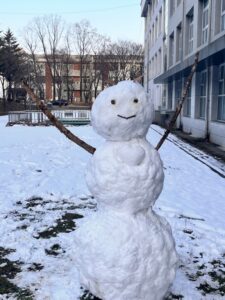 The snowman Gahyeon and Jiwon built over the New Year holiday, behind Natural Science Building #1.