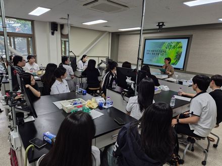 Major-experience day for high-school students from the Gwangju area.