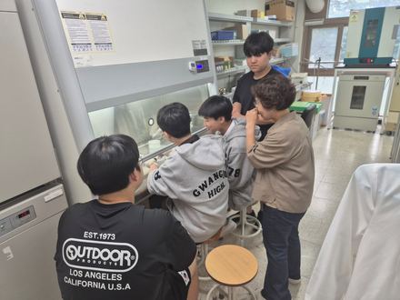 Science club session with students from Gwangju High School.
