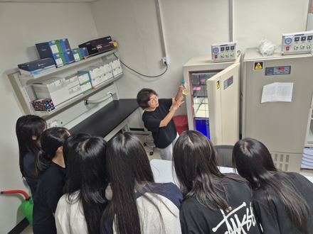 Lab tour for students from Donga Girls’ High School, Gwangju.