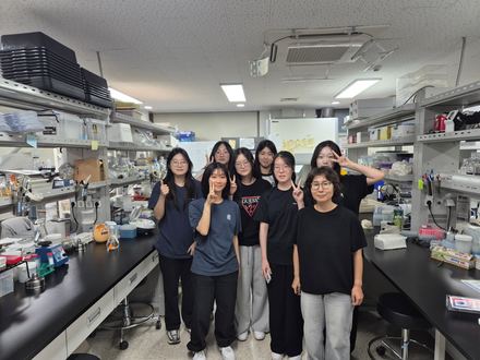 Lab tour for students from Donga Girls’ High School, Gwangju.